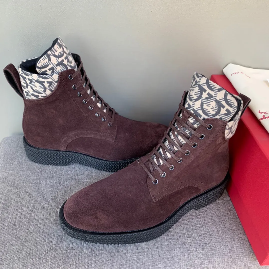 [Ferragamo] Top P: 1000💰 Number of yards: 39~44 (38.45 custom-made, non-returnable) Ferragamo winter series, original 1:1 development, casual men's short boots. Made with heavy investment, shoes and boots are made of imported cowhide + imported Ferragamo special fabric. Black cowhide lining that is not easily deformed. Wear-resistant rubber outsole, black cowhide, black open edge beads, black frosted, brown suede. Factory craftsmanship, perfect products are only prepared for you who know taste! Any comparison is welcome!